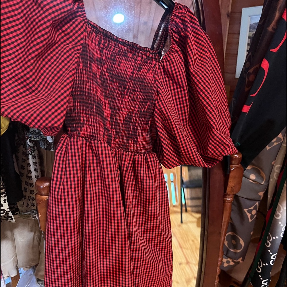Spring Clearing this beautiful puff sleeves dress